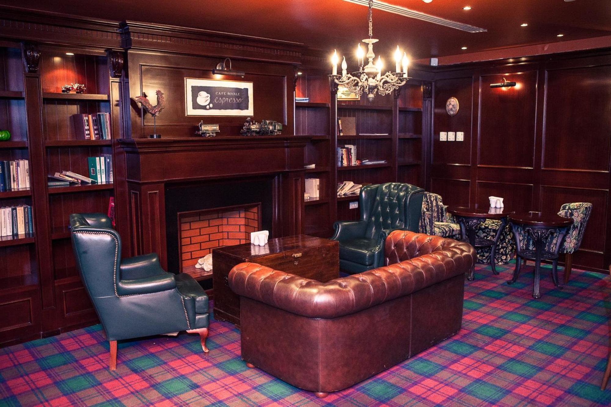 Grand Hotel Victory Актау Экстерьер фото The library at the 2006 PGA Championship